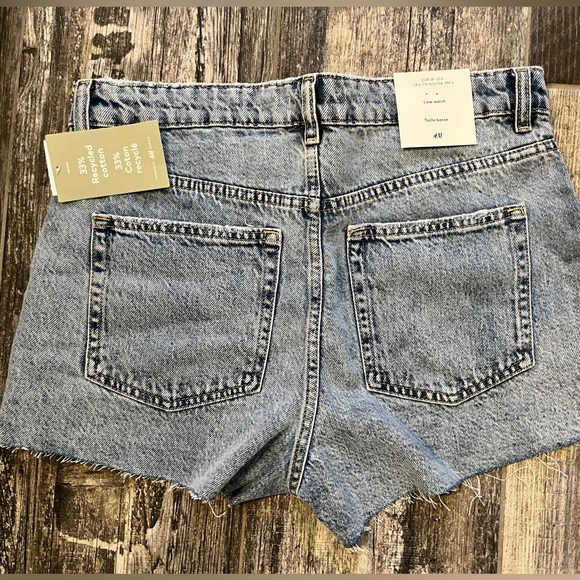 Low waist size 6 denim shorts - Picture 2 of 2